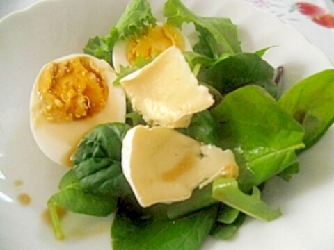 カマンベールチーズのサラダ